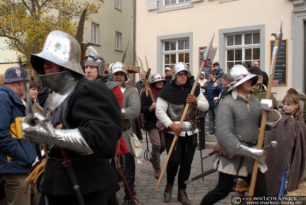 n_018 Vogt kommt mit Soldaten.jpg